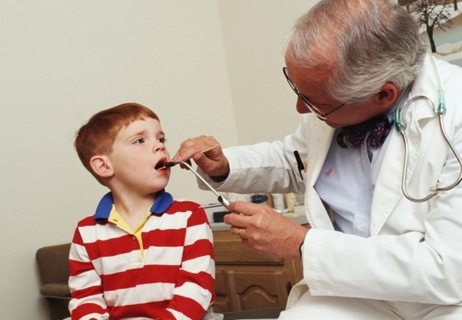 Доктор осматривает мальчика