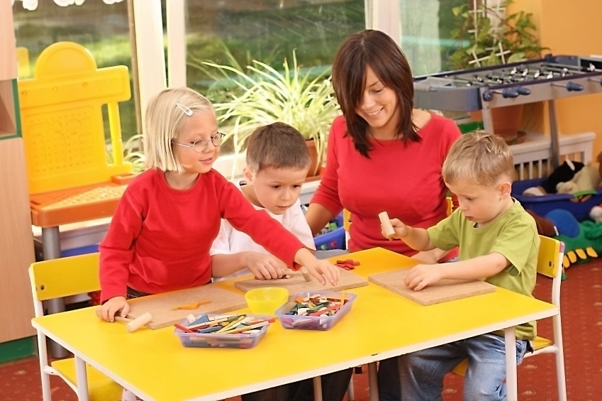 Воспитатель играет с детьми