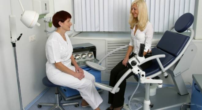 Список врачей, которых должна посетить женщина после родов, женщина на осмотре у гинеколога