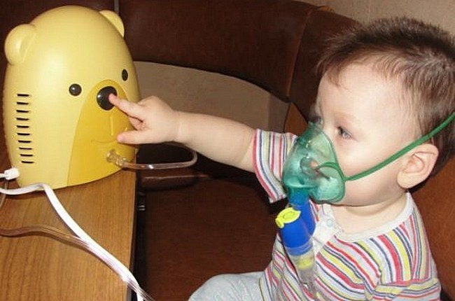 Ребёнок принимает ингаляции