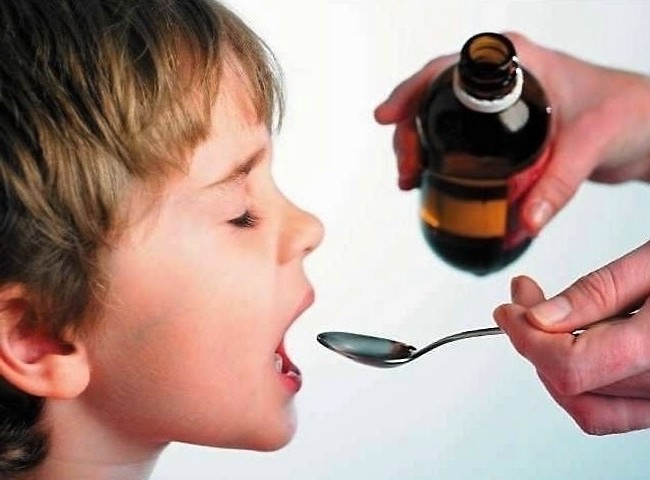 Мальчик пьёт лекарство