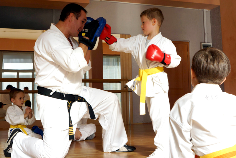 8. Тренер занимается с маленькими воспитанниками — отрабатывает с мальчиком удар