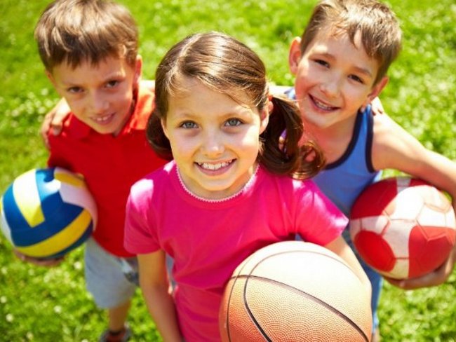 Дети с мячиками