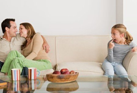 Девочка кривляется новому папе Девочка кривляется новому папе, отношения нового папы с ребенком