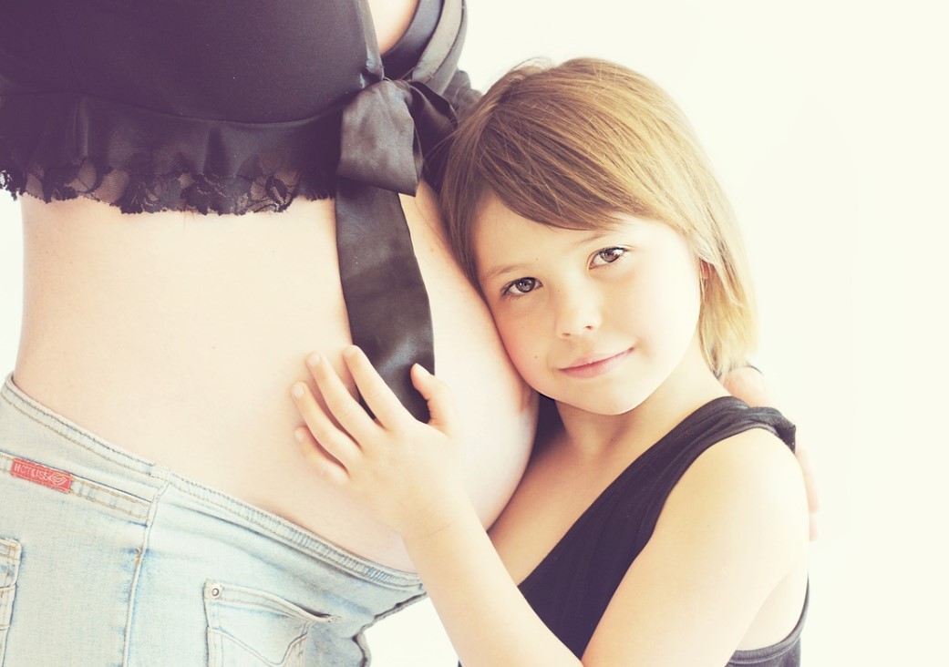 Беременная женщина и ребенок