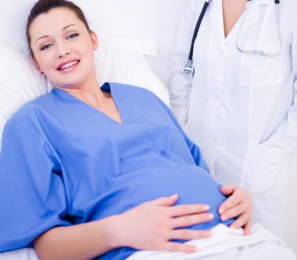 Беременная женщина в палате