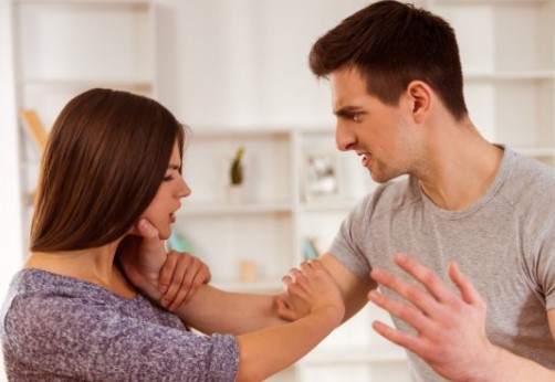 Муж бьет жену