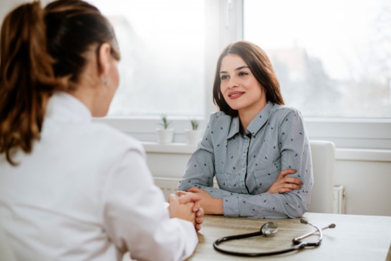 Женщина беседует с гинекологом