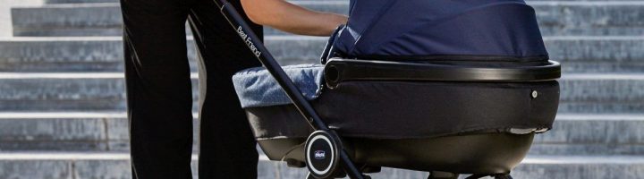 мама с новорожденным в коляске