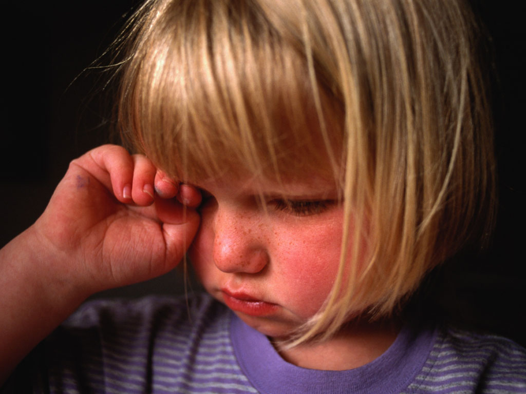 Ребёнок трёт глаза