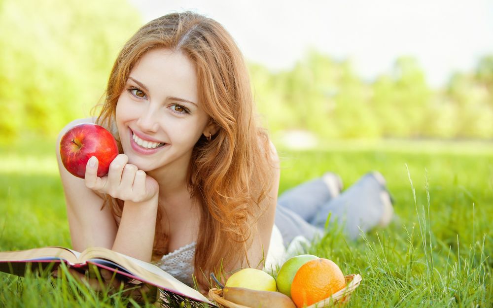 Девушка с фруктами