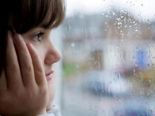 Девочка смотрит в окно