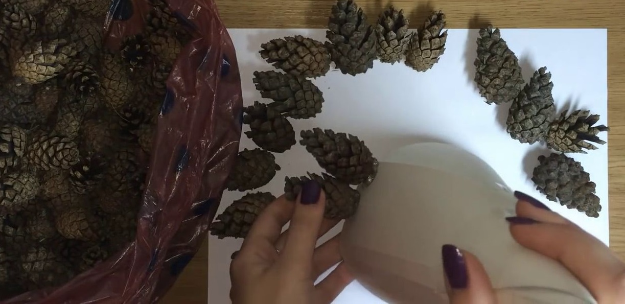 Конус и шишки для елки