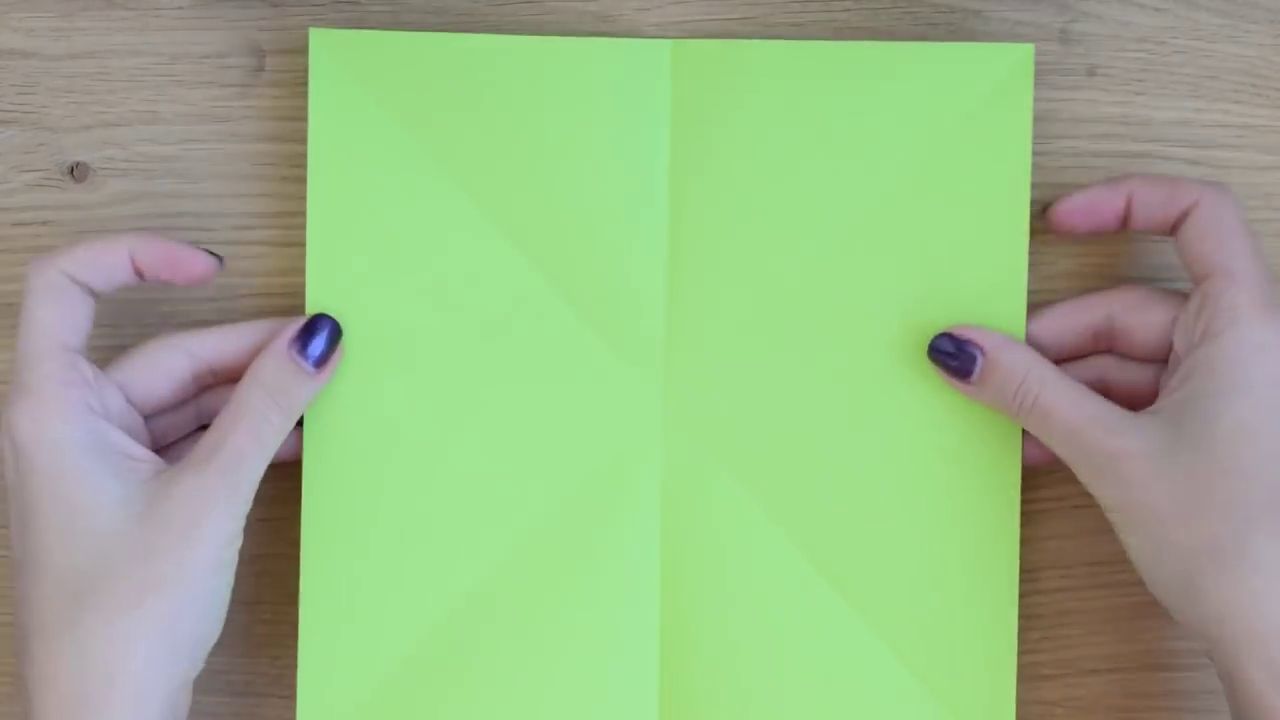 Лист зеленой бумаги