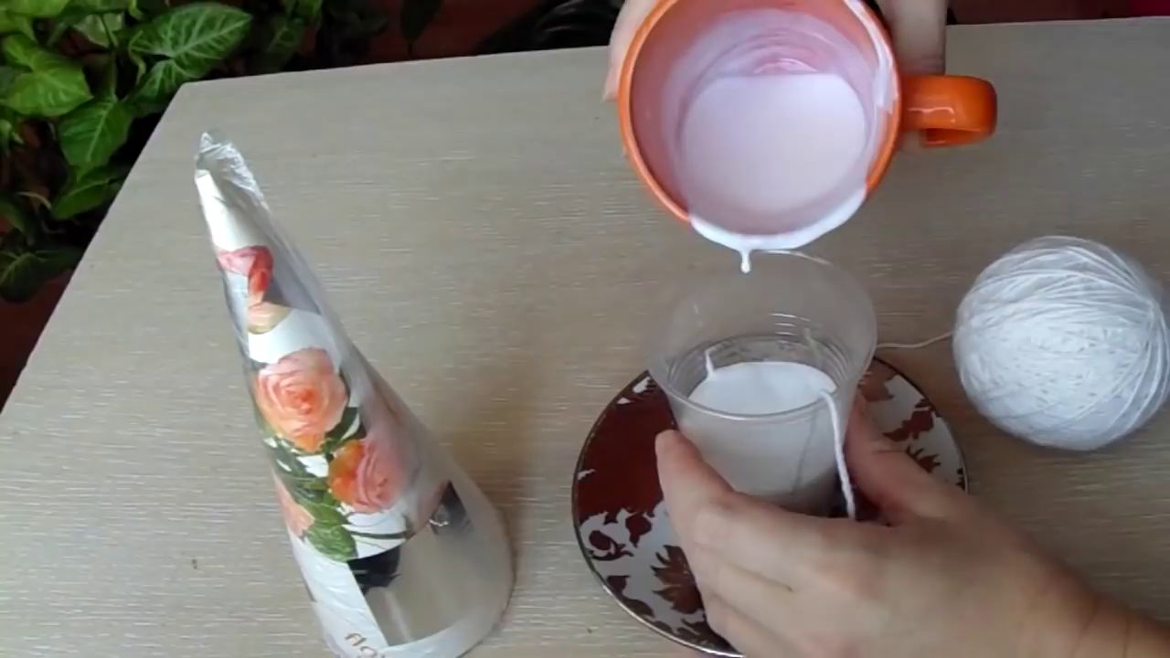 Картонный конус, клей, нитки