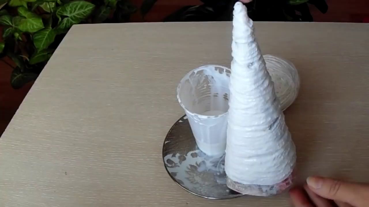 Изготовление елки из ниток
