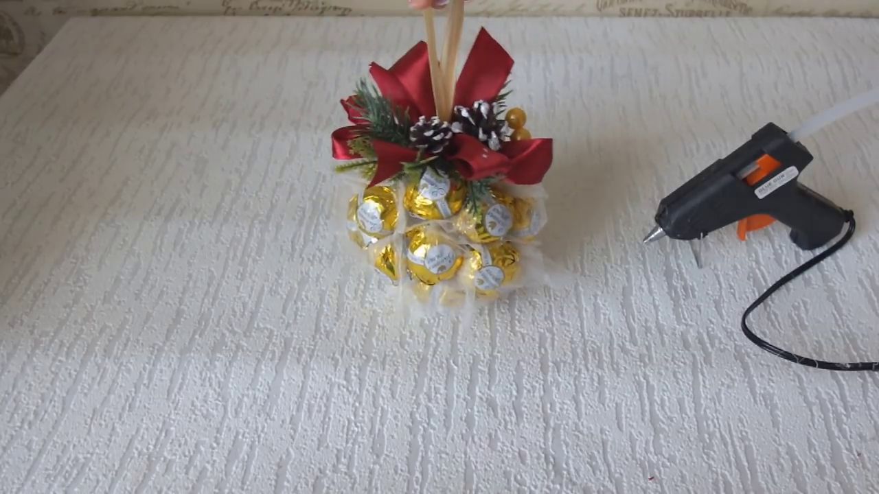 Готовый ёлочный шар из конфет