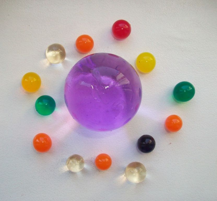 Гидрогелевые шары после попадания на них влаги