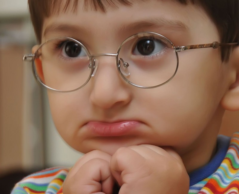 Грустный мальчик в очках