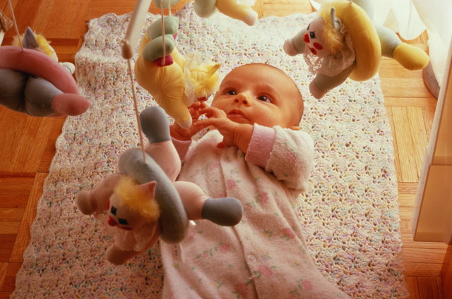 Малыш наблюдает за игрушками