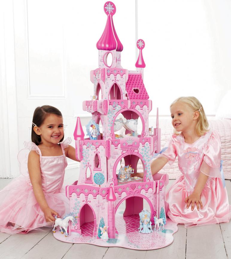 Девочкам в 3 года подарили игрушечный замок