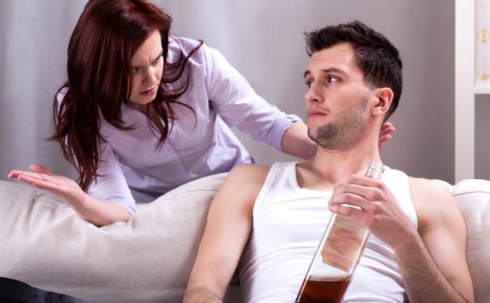 Муж пьет алкоголь