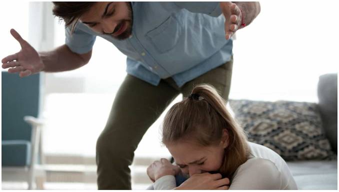 Отец кричит на дочь