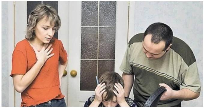 Ремень в руках отца