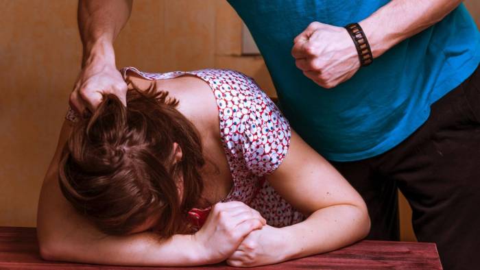 Муж бьет жену