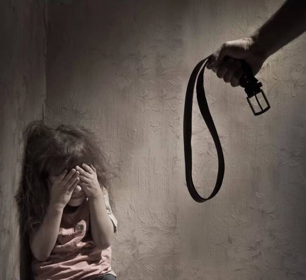 Муж бьет ребенка: что делать, куда обратиться, советы детских психологов