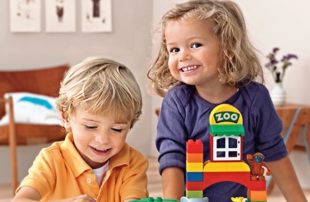 Мальчик и девочка играют в лего дупло