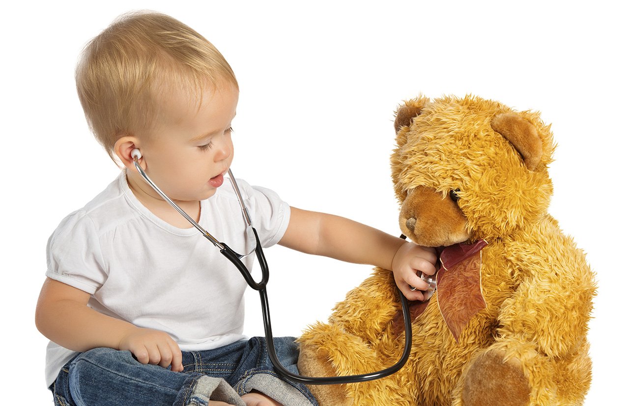 малыш лечит игрушку