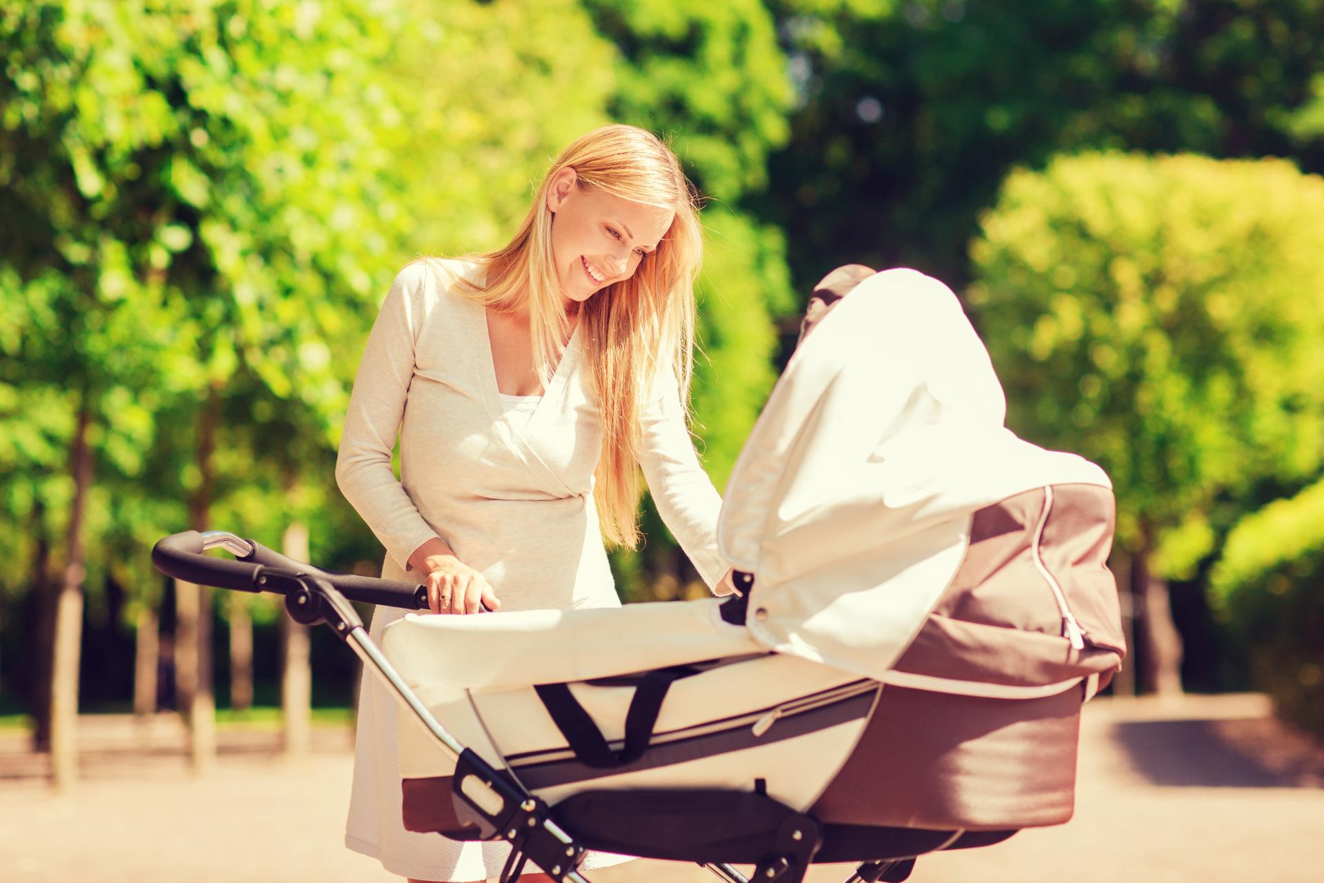 Мама гуляет с младенцем