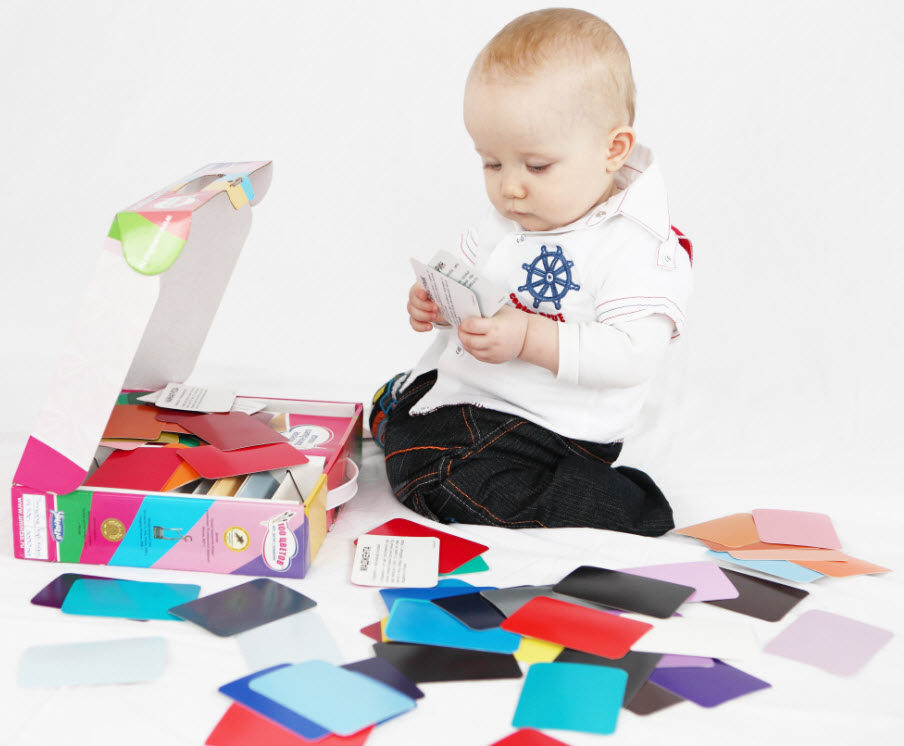 Малыш изучает материалы