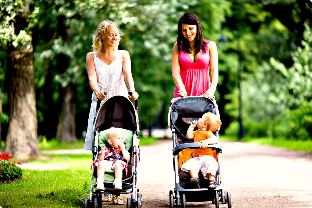 мамы на прогулке