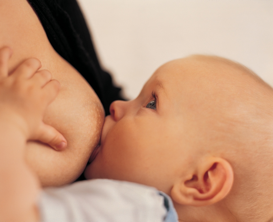 Младенец сосёт грудь