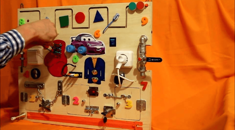 Модуль Монтессори с замками и задвижками