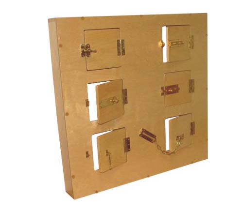 Модуль с дверцами, замками и задвижками