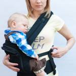 Усаживание ребёнка в рюкзак