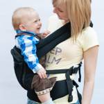 Ребёнок в эрго на боку у мамы