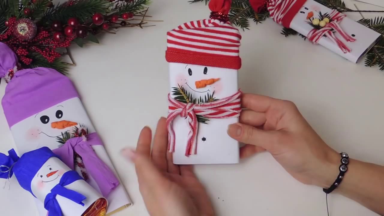 Снеговик из плитки шоколада в шапочке и шарфе