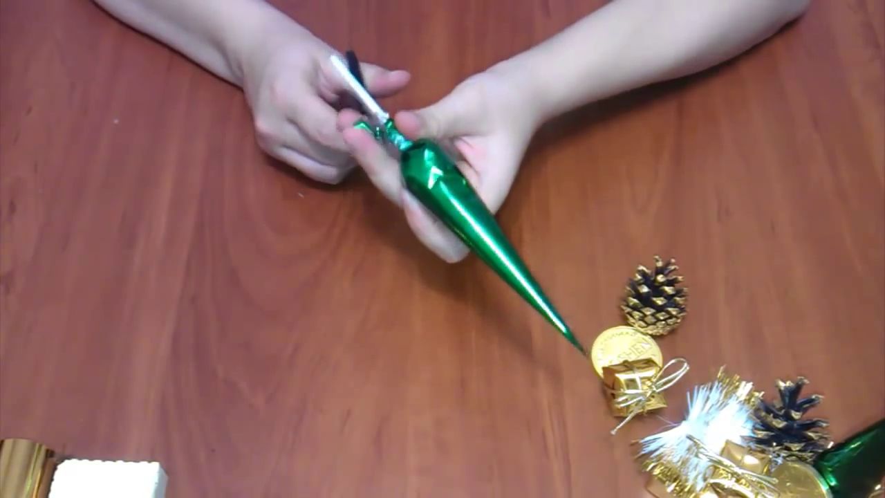 Елочка из упаковочной бумаги и конфеты