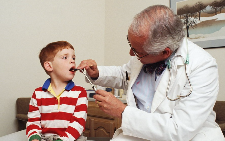 Осмотр ребёнка врачом