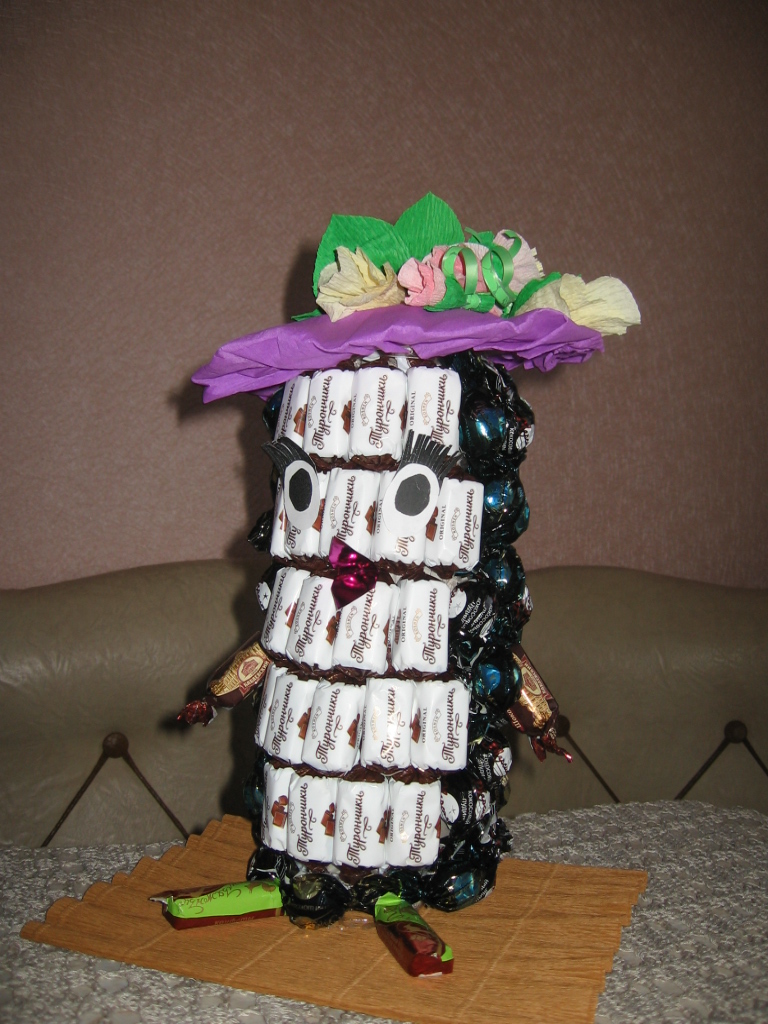 Пингвин из шоколадных конфет