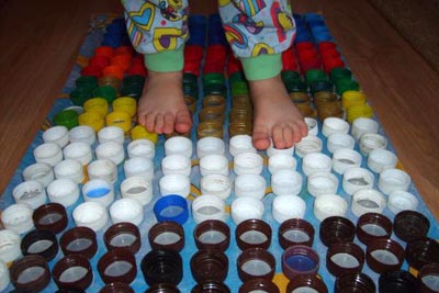 Массажный коврик из пластиковых крышек