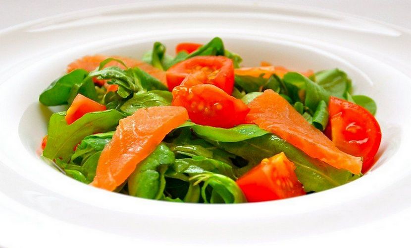 Салат «Рыбный» с помидорами и оливковым маслом