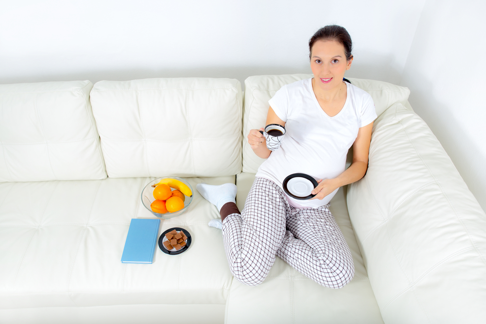 беременная пьёт кофе