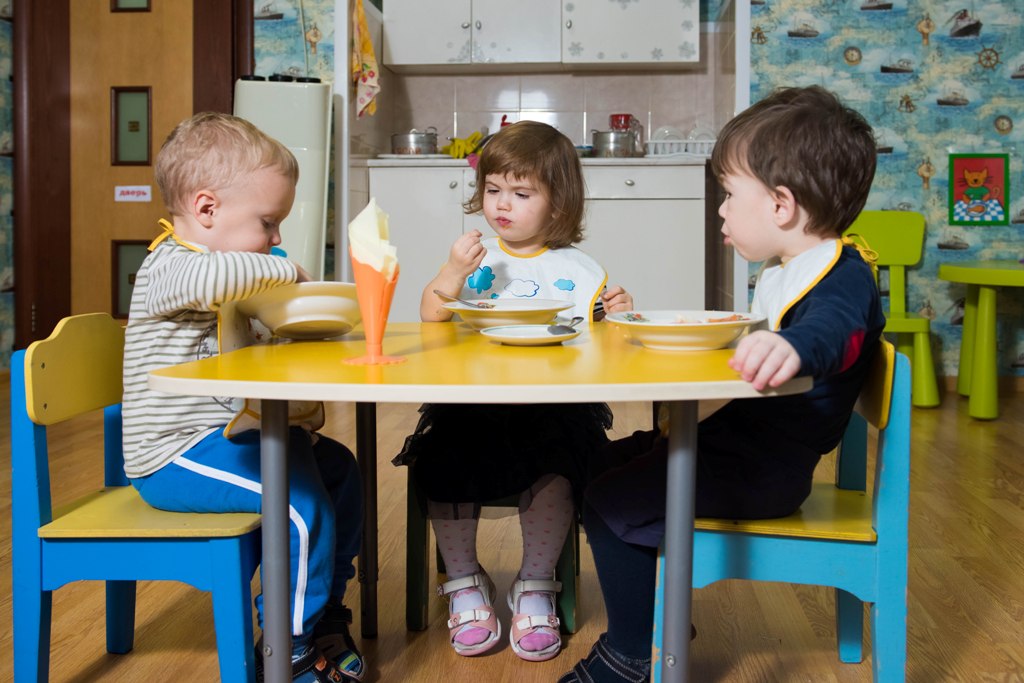 Ребёнок ест в детском саду