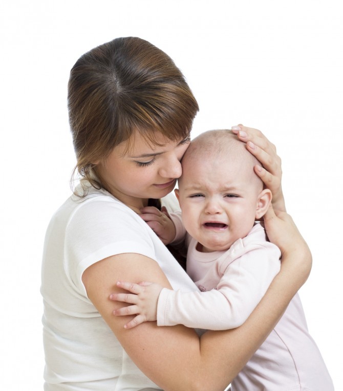 Ребенок плачет и прижимается к маме