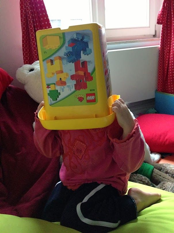 Ребенок прячется от гостей в своей комнате